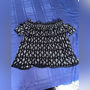 Women’s off the shoulder blouse!! Size XS. Selling for $13!!